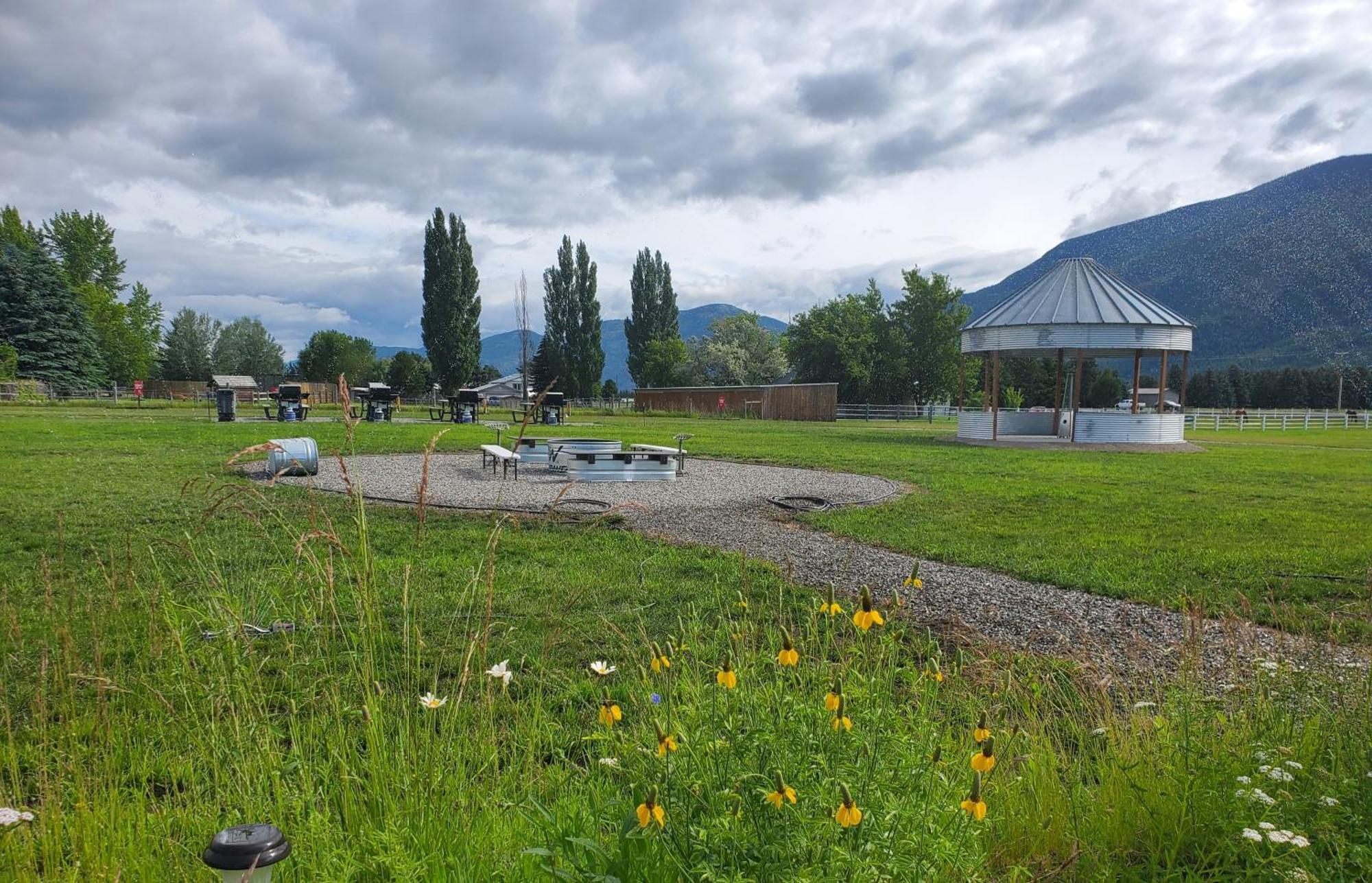 Glacier Acres Guest Ranch Motel Columbia Falls Dış mekan fotoğraf